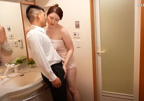 Chàng trai không cưỡng lại sức hấp dẫn của bà mẹ bạn thân khi đến chơi